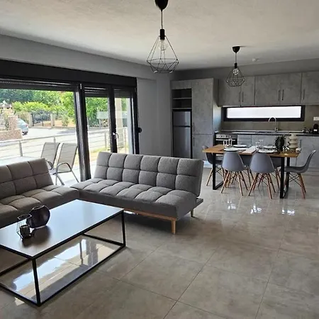 Elinor Apartment Flogita