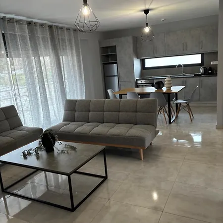 Elinor Apartment Flogita